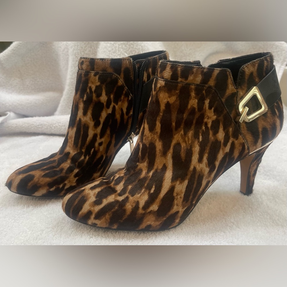 Vince Clamato ankle cheetah print booties. size 8 1/2. Perfect condition.